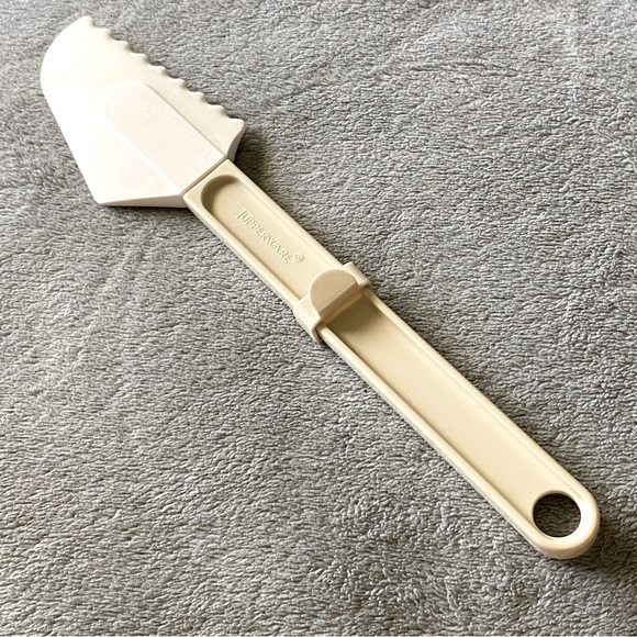 Tupperware Spatula - Picture 1 of 3